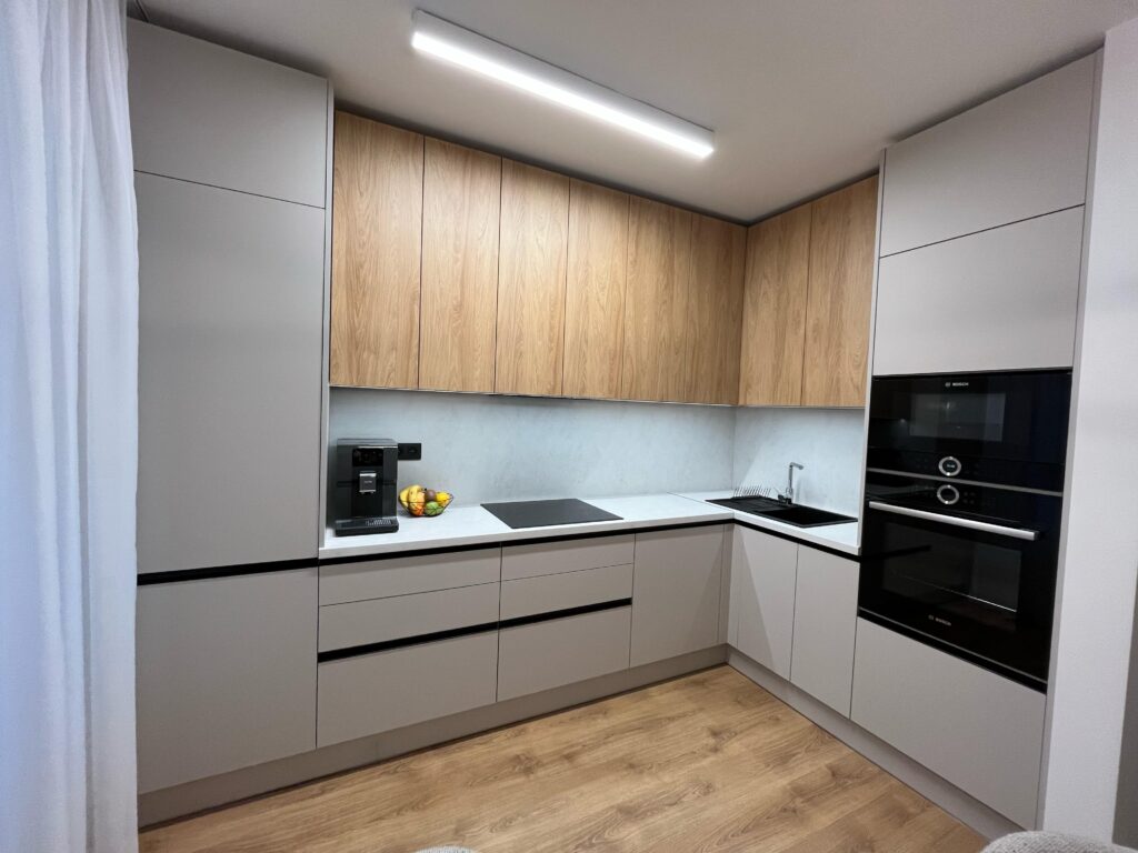 zostava moderného kuchynského nábytku