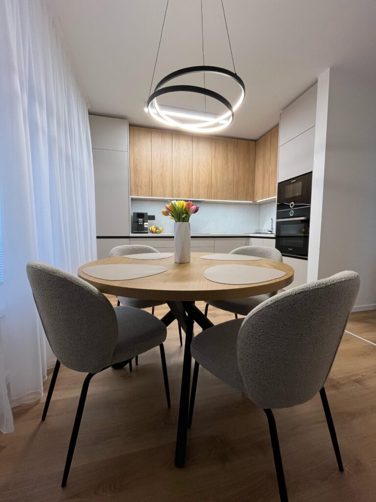 zostava moderného kuchynského nábytku a jedálne so stolom