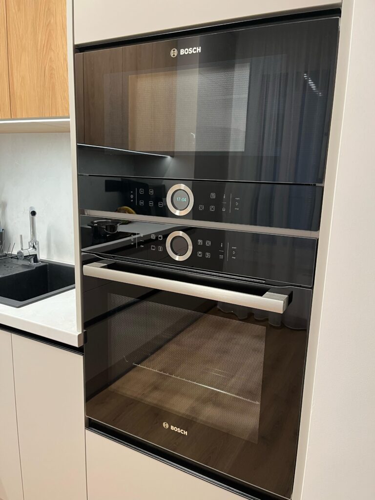 zostava spotrebičov 
 v modernom kuchynskom nábytku