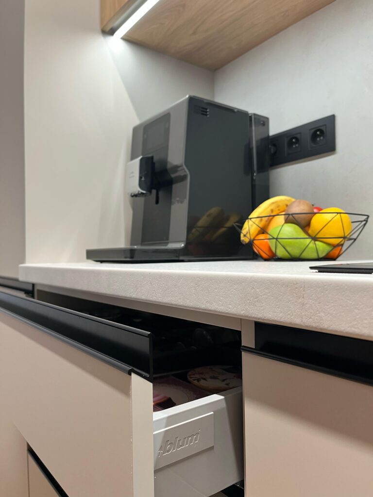 detail zásuvky Blum® a čierneho frézovaného úchytkového profilu