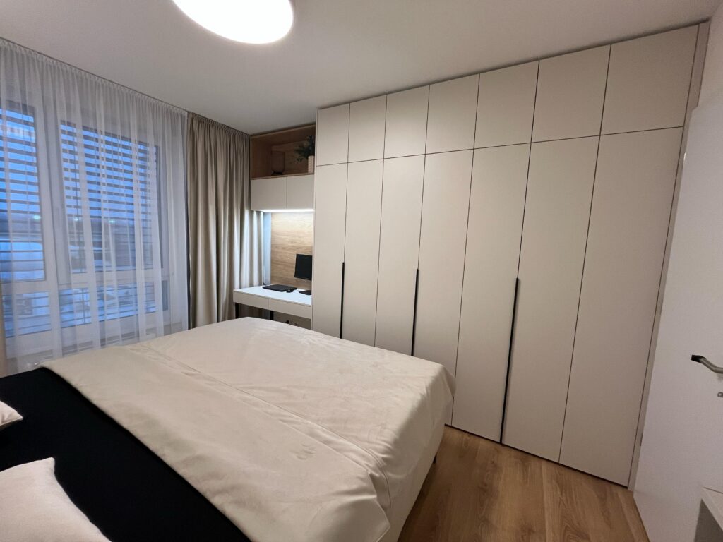 spálňa • šatníková zostava[Cukrová]